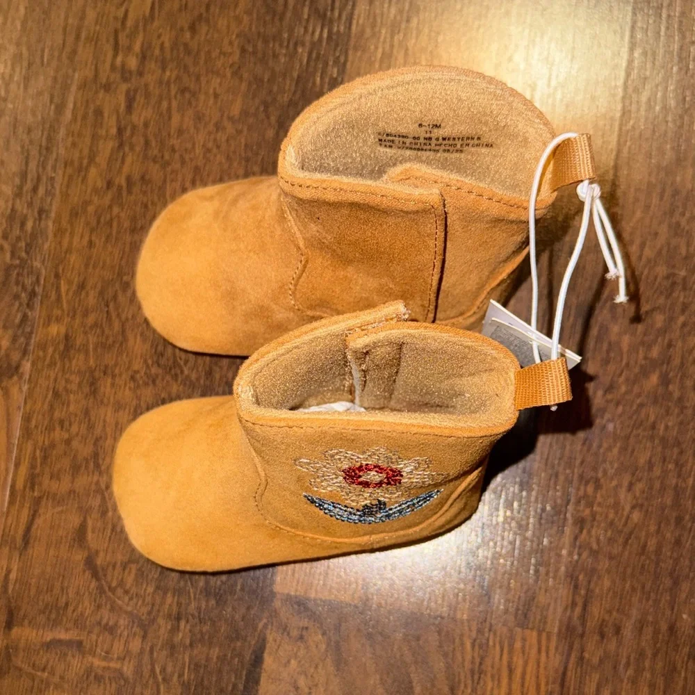 NWT Old Navy Flower Embroidered Moccasin Style Boots (size 6-12 mos)